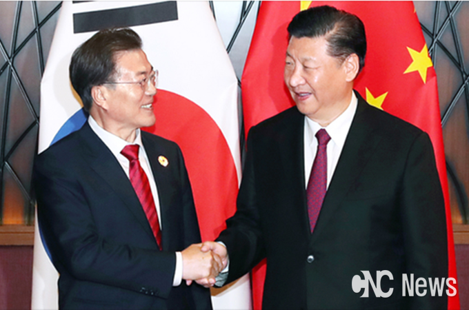 지난 11월 11일 APEC 정상회의 참석한 문재인 대통령과 시진핑 중국 국가주석이 정상회의에 앞서 악수를 나누고 있다. /사진제공=청와대