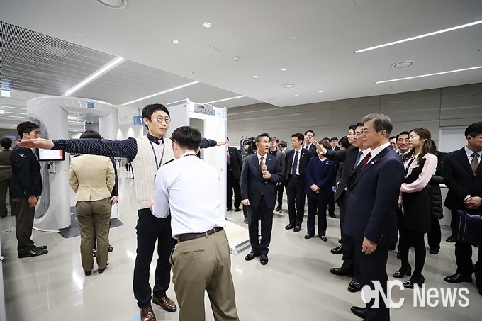 1월 12일 문제인 대통령이 인천국제공항 제2터미널에서 국내 최초 도입된 '원형 검색기' 시연을 지켜보고 있다. / 사진=청와대.