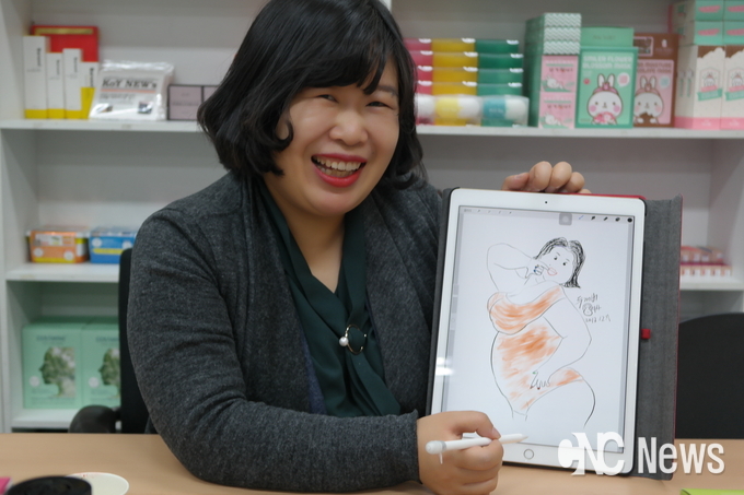혼자서 익혔다는 그림 솜씨가 여간 아니다. 올해 3월 발간하는 동화책의 일러스트를 직접 맡을 정도. 이 책의 수익금은 전액 '다문화가정' 지원금으로 사용된다.