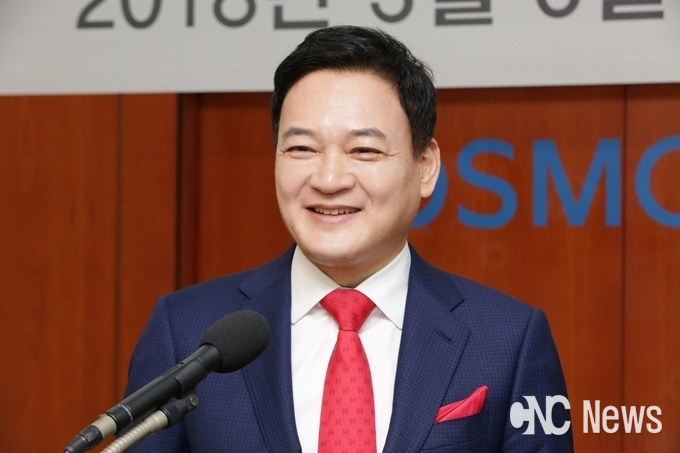 계속된 영업 적자를 기록한 코스모코스가 신임 양창수 대표를 6일 선임하자 업계의 관심도 고조되고 있다.