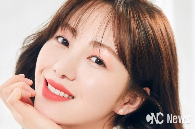 AOA 민아 애정탬 ‘프리즘에어 섀도’ ‘루즈힐 벨벳’ 화보 공개