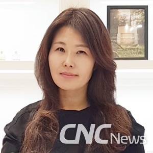 김수미: 코스웨이(주) 대표이사 / 숙명여대 뷰티 최고위 책임교수 / 연세대학교 글로벌 뷰티 최고위 자문교수 / (사)한국마케팅협회 트렌드연구소장 / 2017 필립코틀러 어워즈 심사위원.
