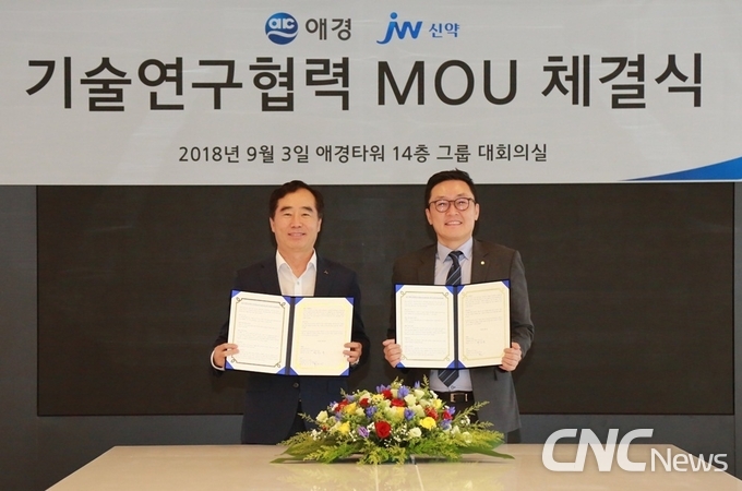 3일 애경그룹 신사옥 애경타워에서 애경산업과 JW신약이 더마화장품 출시를 위한 MOU를 체결했다. 애경산업 이윤규 대표이사(오른쪽)와 JW신약 백승호 대표가 기념촬영을 하고 있다.