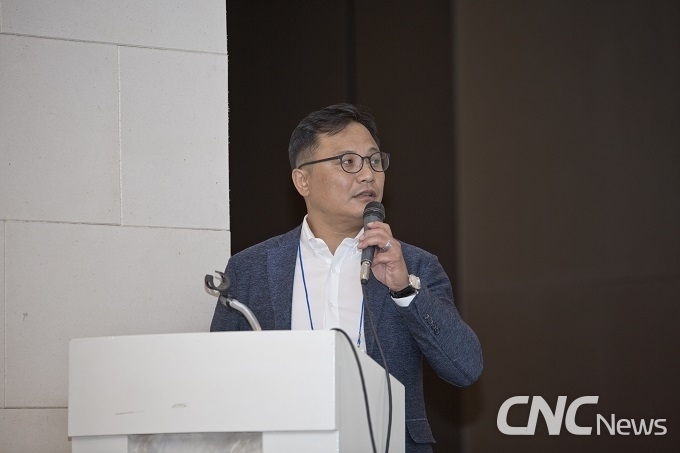 홍승욱 대표가 운영하는 코스앤코비나(COSNCO Vina)는 베트남 현지 매장+zalo shop+홈쇼핑 등 다양한 판로 개척과 위생허가+광고라이센스 등 지원 체제를 갖추고 있다. 