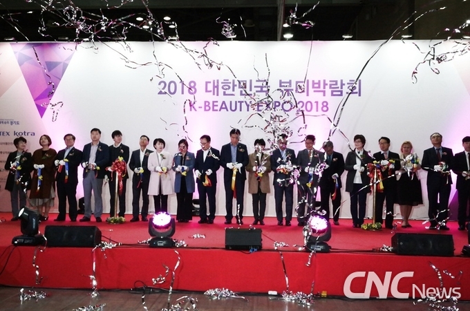 ‘제10회 대한민국 뷰티박람회가 11일 개막했다. 개막식에는 박신환 경기도 경제노동실장, 조광주 도의회 경제과학기술위원장, 이윤승 시의회 의장, 윤효춘 킨텍스 마케팅부사장, 김종춘 코트라 경제통상협력본부 본부장, 경기도, 도의회, 뷰티업계, 유관기관 관계자 100여명이 참석했다.