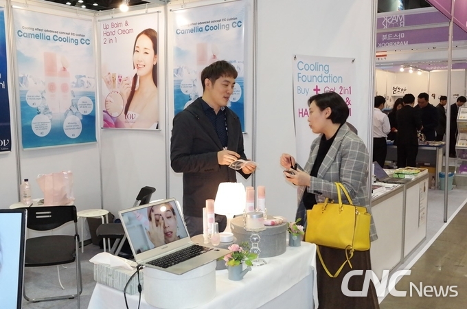 토브 이정윤 대표가 베스트셀러 '카멜리아 쿨링씨씨'를 상담 중이다. 