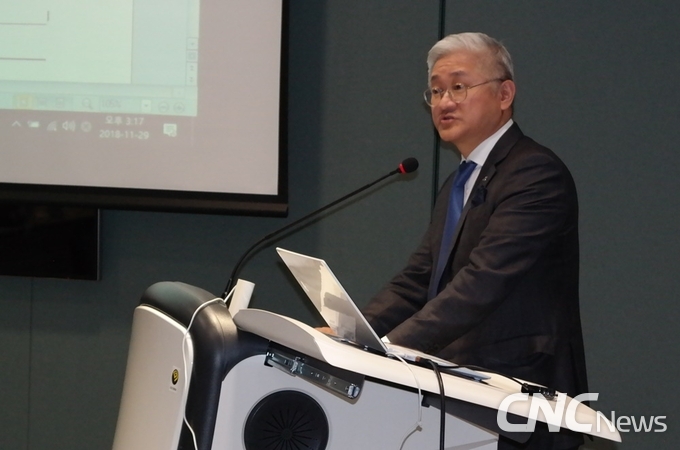 대한화장품협회 서경배 회장은 "정책간담회는 식약처와 머리를 맞대고 화장품산업의 도약 발전을 논의하는 뜻깊은 자리"라고 의미를 부여했다. 