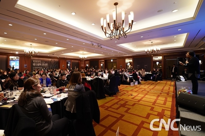 120여 명의 에스테틱 숍 원장들이 28년 업력 이미경 대표의 노하우를 경청하고 있다.