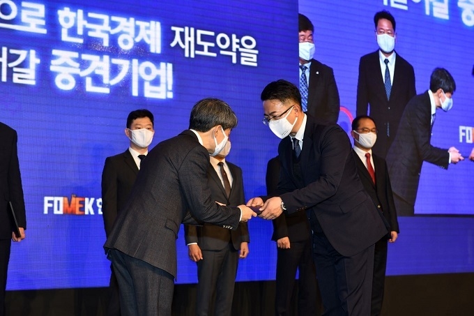 한국콜마 스킨케어연구소 한상근 소장이 산업통상자원부장관 표창을 받았다.(사진 오른쪽이 한상근 소장)