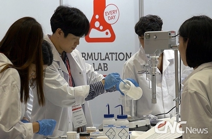 사진은 인코스메틱 코리아의 제형시범.