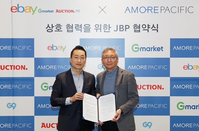 아모레퍼시픽 안세홍 대표이사(사진 오른쪽)와 이베이코리아 전항일 사장(사진 왼쪽)은 업무 제휴 협약을 체결했다.
