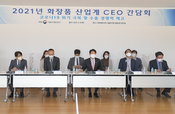 식약처장-화장품업계 CEO 간담회에서는 화장품 원료 안전성 평가 및 해외 인정 범위 확대 등의 과제가 논의됐다.(사진 앞줄 왼쪽부터 황재성 교수, 바이오생약국 김상봉 국장, 김강립 식약처장, 보건복지부 조귀훈 과장, 대봉엘에스 박진오 대표)