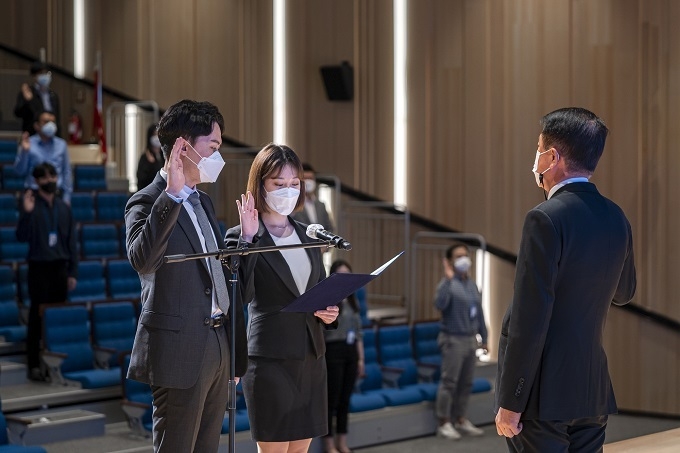 한국콜마홀딩스 임직원들이 준법·윤리경영 의지를 다지며 선서를 하고 있다.
