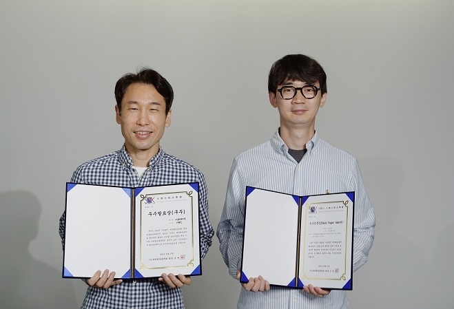 대한화장품학회 화장품 과학기술상을 수상한 아모레퍼시픽 기술연구원 이현석 수석연구원(왼쪽), 김한별 수석연구원(오른쪽)