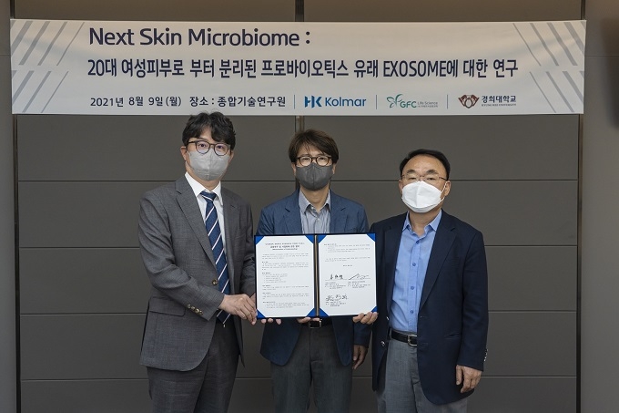 한국콜마기술연구원강학희 원장(오른쪽)과 경희대 유전생명공학과 황재성 교수(가운데), GFC생명과학 강희철 대표(왼쪽)가 지난 9일 서울 내곡동 소재 종합기술원에서 업무협약(MOU)을 체결했다.