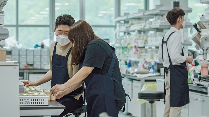 사진은 한국콜마 종합기술원의 연구 모습.