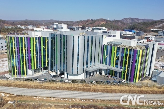 씨앤씨인터내셔널의 그린카운티(용인)가 최근 비건 인증 마무리에 들어서면서, 식약처 기능성화장품+FDA OTC DRUG+VEGAN+유해물질 시험 관리 등 '클린 뷰티'의 이슈 대응 메카로 주목받고 있다.