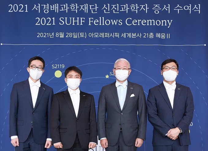 왼쪽부터 구태윤 교수, 양한슬 교수, 서경배 이사장, 현유봉 교수.
