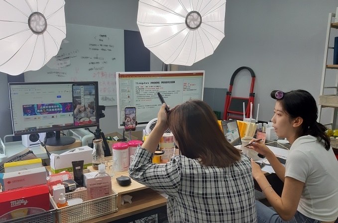뷰티더라이브 스튜디오의 라이브방송 모습.