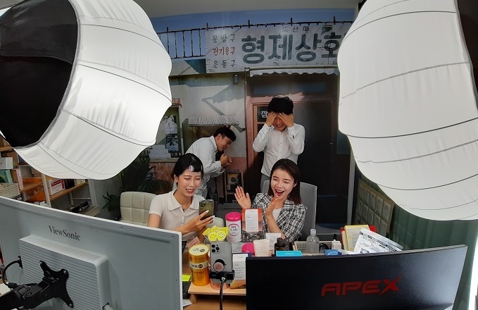 K-뷰티 기업은 웨이상과의 협업을 통해 트래픽을 끌어올릴 방법을 마련해야 한다. 사진은 뷰티더라이브의 생방 모습.