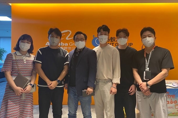 합작을 발표하고 기념촬영 모습.(왼쪽에서 세 번째가 박영만 대표)