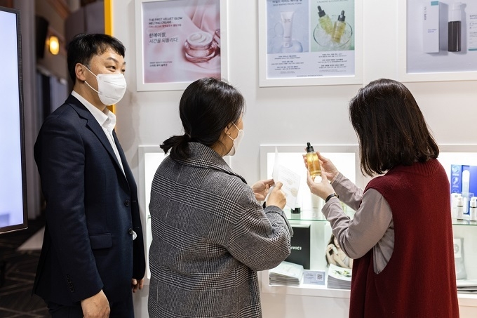 연작의 '카밍앤컴포팅 앰플'을 관계자들이 살펴보고 있다.