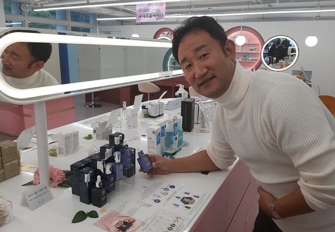 명동의 K-뷰티 체험관에서 닥터제이코스의 제품을 만날 수 있다. 김효정 대표가 제품을 설명하고 있다.