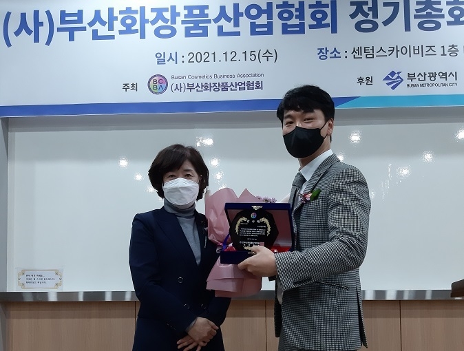 문외숙 회장이 2기 정수복 회장에게 감사패를 전달하고 있다.