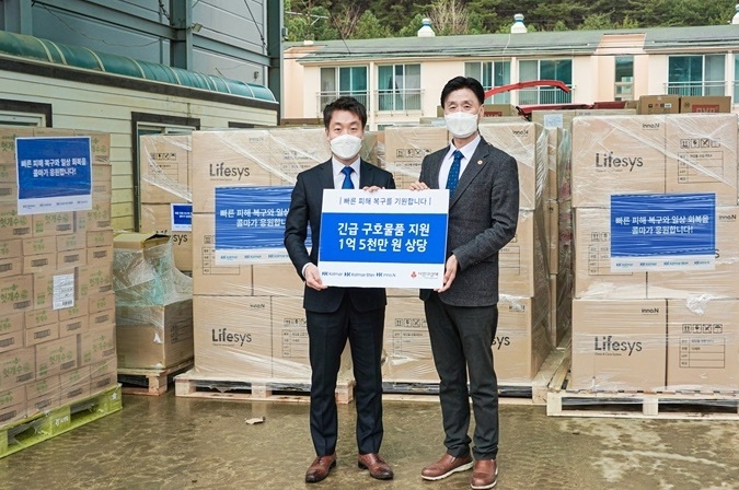 사진 왼쪽 신승필 한국콜마홀딩스 기업문화팀장, 오른쪽 정동의 경북사회복지공동모금회 사무처장.