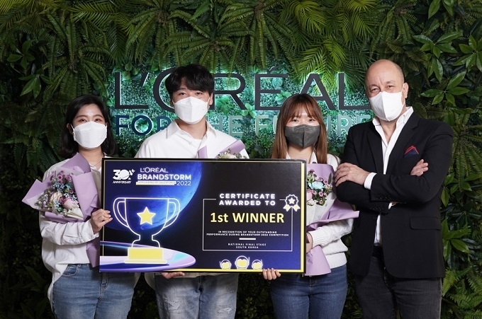 2022 로레알 브랜드스톰 국내 결선에서 우승한 FEEL팀.(사진 오른쪽은 로레알코리아 크리스티앙 마르코스 대표)