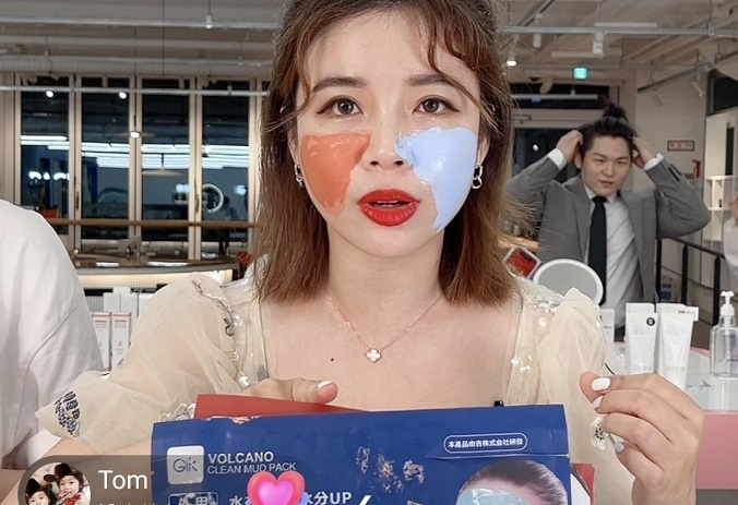 뷰티더라이브의 구어징 팀장의 더우인 라이브방송 모습.