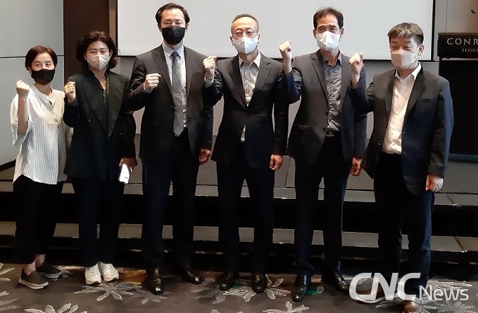 '화장품 제도 선진화 협의체'가 10일 출범했다. 사진 오른쪽부터 화장품협회 장준기 전무·협의체 의장 화장품협회 이명규 부회장·식약처 김상봉 바이오생약국장·주한유럽상공회의소 김보선 부총장·식약처 김정연 화장품정책과장·주한유럽상공회의소 박안숙 이사.