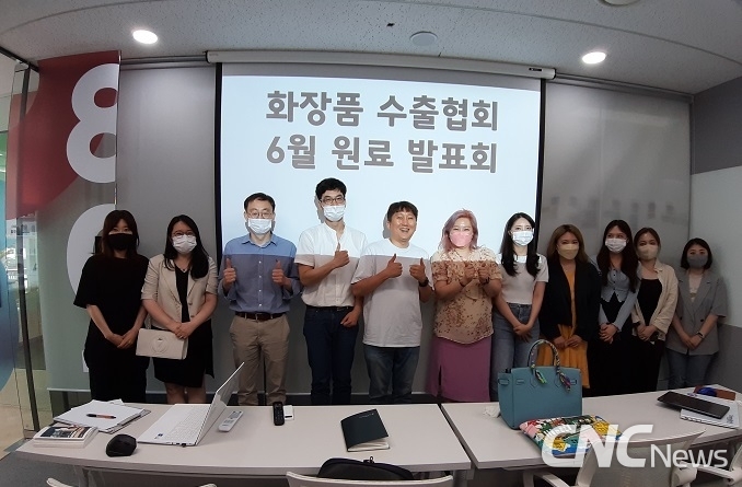 화수협 관계자와 참석자의 기념촬영 모습.