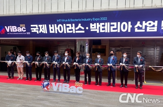 'ViBac 2022' 개막식 모습.(사진 왼쪽부터 코이코 김성수 대표, 한국헬스커뮤니케이션학회 정의철 회장, 대한병원협회 김승열 사무총장, 한국전람 이홍규 대표, 연세대 성백린 교수, 전성수 서초구청장, 송석준 국회의원, 고민정 국회의원, 광주테크노파크 김선민 원장, 코엑스 이동기 대표, 케이페어스 홍성권 대표, 한국PR협회 김주호회장, 메이커스유니언 이용준 대표)