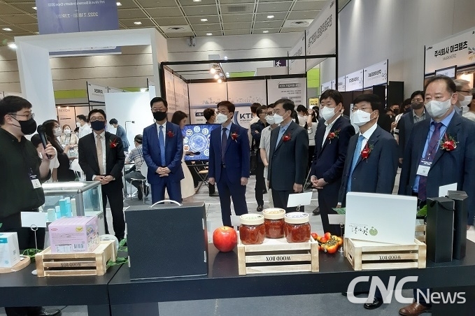 주요 내빈들이 식품, 화장품 등 관련 품목의 개발 동향을 청취하고 있다.