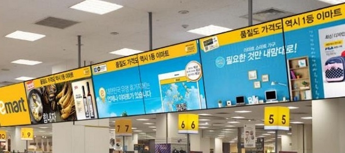이마트는 매장 내 고객의 쇼핑 패턴을 분석하는 기술인 히트맵(Hit Map)을 기반으로 매장 진열, 제품 배치, 재고관리 등에 활용, 디지털 사이니지(Digital Signage)를 통해 행사 제품을 안내한다.