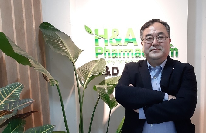 지홍근 회장은 현재 화장품기술수준을 평가하는 제형분과 위원장이자 H&A파마켐의 CTO로 산학 연구를 이끌고 있다.