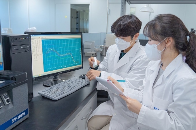 한국콜마 유브이테크이노베이션 연구소 연구원들이 SPF측정기 앞에서 선케어 제품을 연구하고 있다.