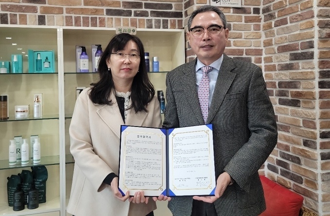 (사)제주화장품인증기업협회 이지원 회장(왼쪽)과 IBITA 윤주택 회장은 MOU를 맺고 제주화장품의 글로벌 진출을 위해 노력키로 했다.