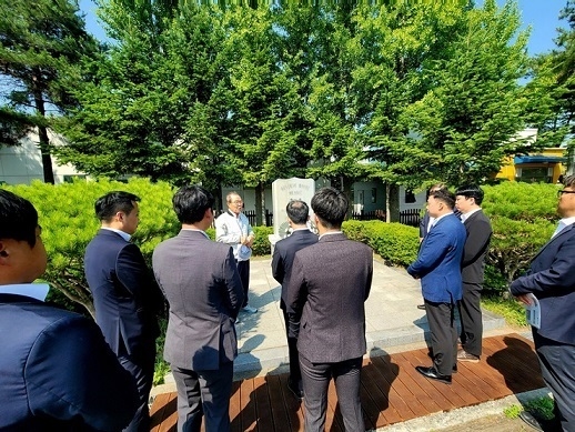 윤동한 회장이 임직원에게 무어 장군의 희생정신을 설명하고 있다.