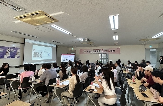 '서울시 뷰티 비즈니스 아카데미'의 조향전문가 과정의 프랑스 조향학교 이집카 특강 모습.
