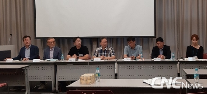 패널 토론 모습. 왼쪽부터 성신여대 김주덕 교수, 아람휴비스 박동순 대표, 이승준 부산화장품산업협회 회장, 경성대 이진태 교수, 푸어터치 윤성준 대표, 제주테크노파크 김봉석 화장품팀장, 대한화장품산업연구원 류보미 연구원.