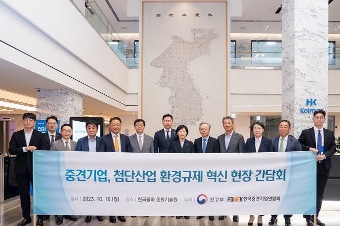 한국콜마 종합기술원에서 ‘중견기업,첨단산업 환경규제 혁신 현장 간담회’가 개최됐다.(사진설명 :오른쪽 다섯 번째부터 최진식 한국중견기업연합회 회장, 한화진 환경부 장관,윤상현 한국콜마홀딩스 부회장,노연홍 한국제약바이오협회장,안병준 한국콜마홀딩스 대표)