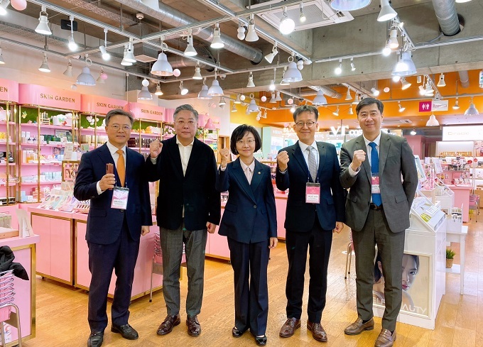 일본 최대 규모의 한국 화장품 편집숍 (주)스킨가든을 방문한 오유경 처장(가운데), 대한화장품협회 연재호 부회장(오른쪽 두 번째), 고지훈 화장품정책과장(오른쪽 첫째)