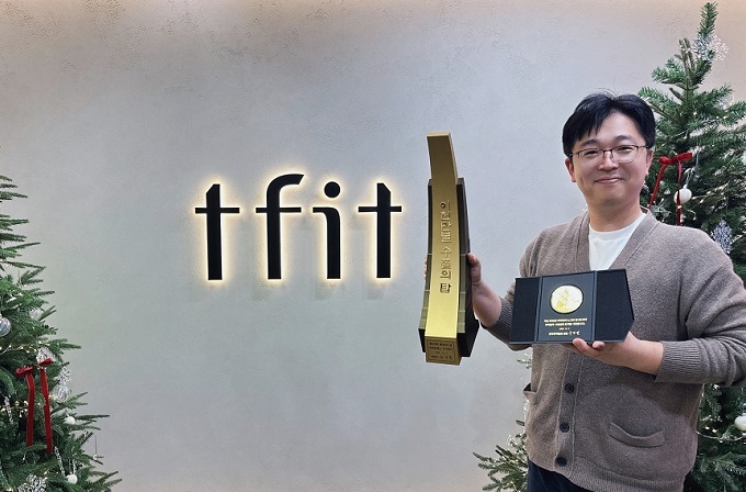 팃핏클래스 송우재 이사가 2천만불탑을 받고 기뻐하고 있다.