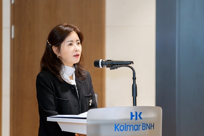 윤여원 콜마비앤에이치 대표가 지난 6일 석오빌딩에서 열린 창립 20주년 기념행사에서 인사말을 하고 있다.