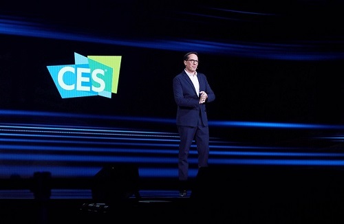 CES 2024에서 뷰티 기업 최초로 기조연설에 나선 로레알그룹 니콜라 히에로무스 CEO가 연설하고 있다.