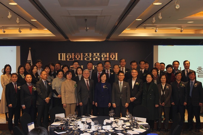 대한화장품협회 임원 및 주요 회원사 대표의 기념촬영 모습.