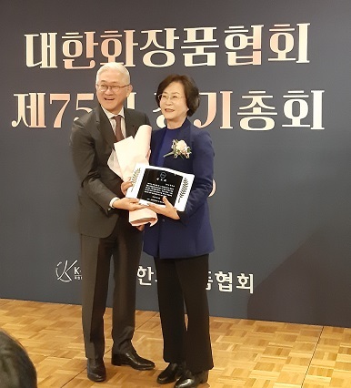 서경배 회장은 김상희 의원에게 감사패를 전달했다.