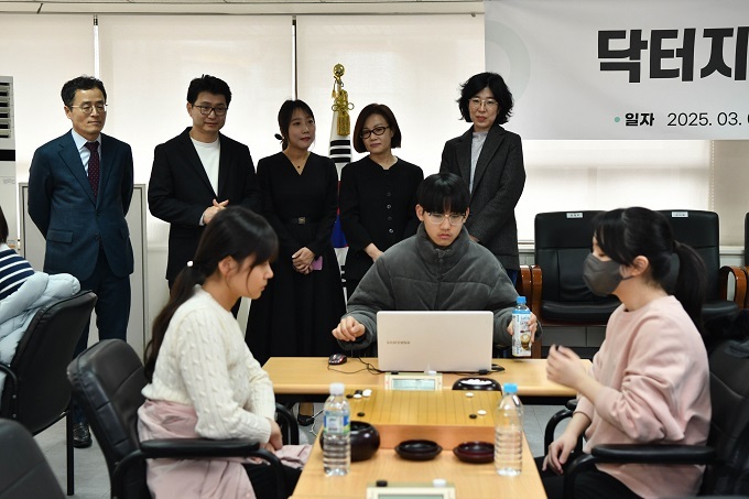 개막식 후 대국을 지켜보고 있는 양재호 한국기원 사무총장(왼쪽 끝)과 이주호 대표(왼쪽 두번째)